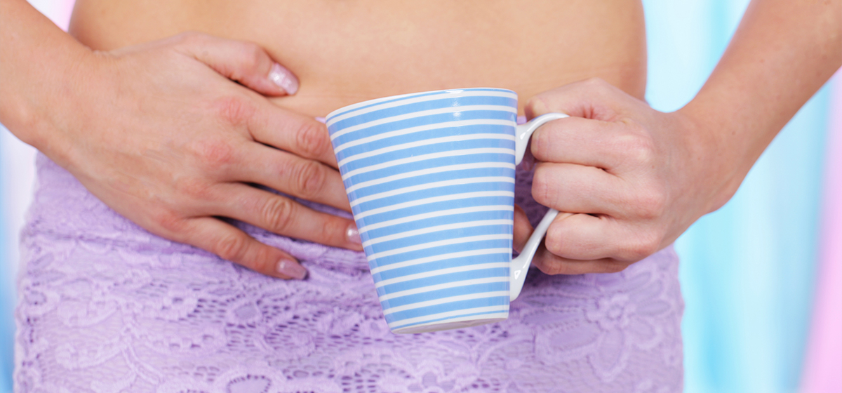 Bei einer Blasenentzündung helfen Hausmittel wie Tees oder Säfte.